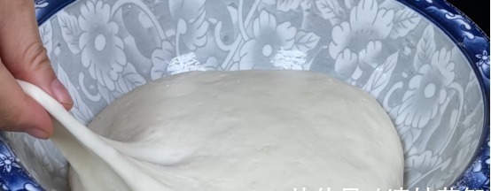 简单的葱油饼做法，当早餐吃很合适，柔软多层喷喷香