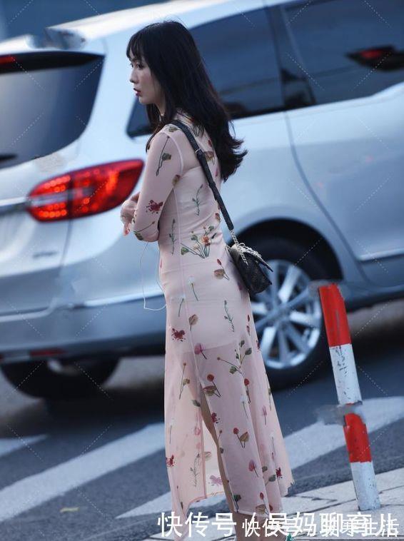 高跟鞋 小白鞋搭配修身碎花裙,优雅时尚,满满的青春少女感