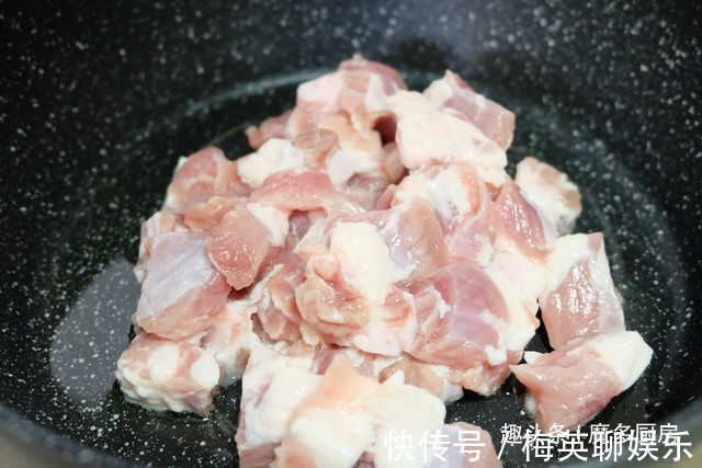 电饭锅只蒸白米饭太浪费，4种食材和大米同煮，有肉有菜香喷喷