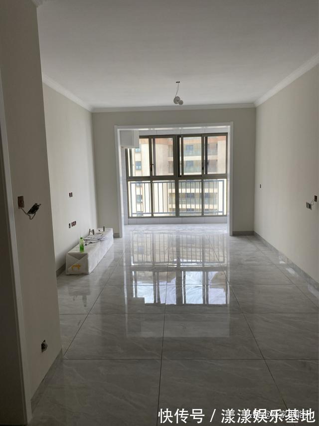 装修|越来越流行装修不做吊顶，不做电视墙，看她家，全屋极简又耐看