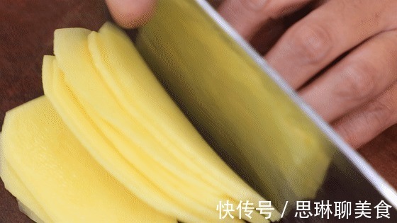 炒土豆丝前,用水冲洗就错了40年大厨教你3大技巧,脆爽不粘锅