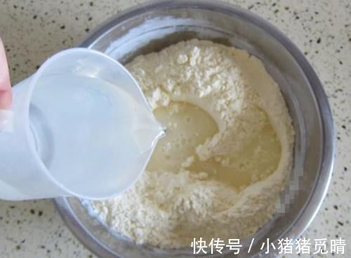 搅拌均匀|过年蒸馒头时，除了酵母和白糖！多加一点它，10分钟就能发满盆