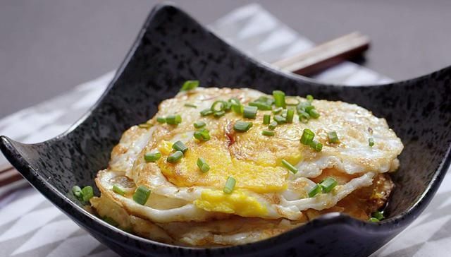 水煮荷包蛋时,水开下锅大错特错,多做这几步,鸡蛋圆整鲜嫩可口