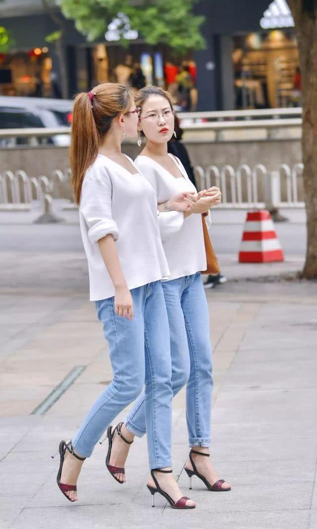姐妹花|街拍美女:姐妹花玩转“复制黏贴”版穿搭,网友:美得没差异
