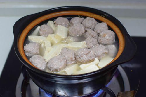 猪肉和豆腐的神仙搭配，不需要很多调味料，简单一煮超鲜美