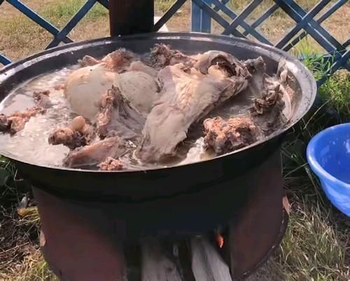大块|内蒙人吃肉为什么不切好了吃，而是要一边吃一边切？
