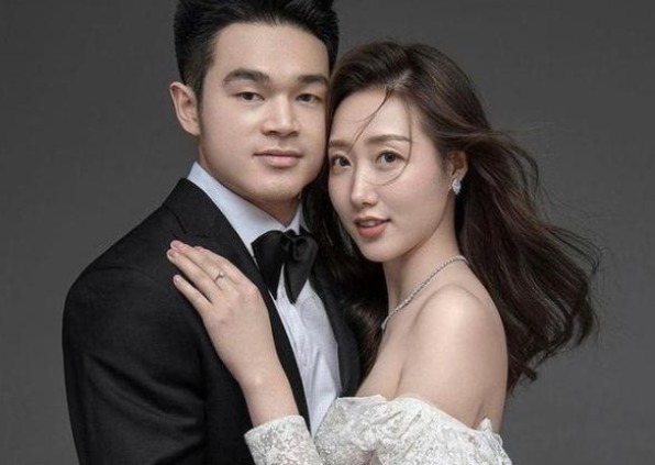 女排|双喜临门！奥运冠军石智勇晒最新动态，女排未婚妻肤白貌美颜值超高