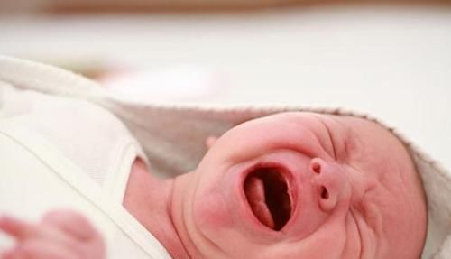 陌生人|为什么宝宝看见“某些人”会突然大哭?并非迷信,基本有3个原因