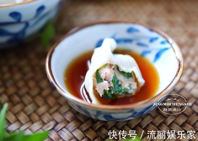 调韭菜馅儿时,只要记住调味顺序,韭菜就不会出水,饺子鲜汁四溢