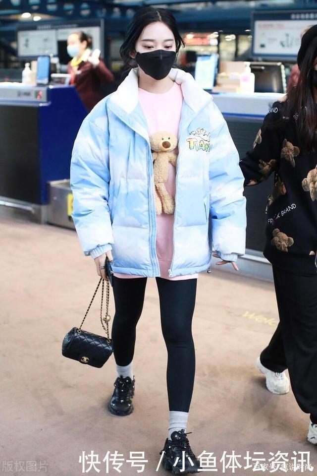 穿搭look|小个子姑娘怎么穿试试“长款上衣+打底裤”,时髦又显瘦