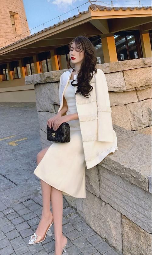 气质|穿双排扣大衣的美女，简约干练又显气质，展现职场女人的优雅一面