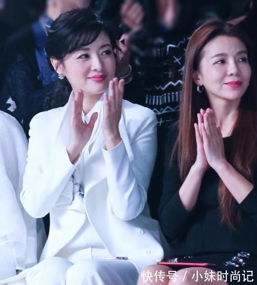 西装套装 周涛白色西装套装现身活动,时髦优雅气质出众,主持人气场就是强