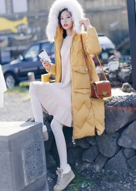 今年冬天,更流行穿中长款羽绒服,配对这5种“下装”,温暖显瘦