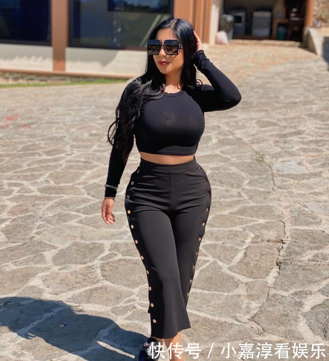 社交平台|她是西班牙模特,体型有着曲线之美,虽不显高挑,但依然很有魅力