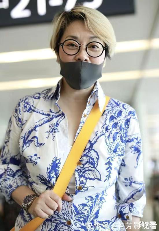 衬衫|58岁毛阿敏穿搭真时髦,花衬衫配五分裤,一头奶奶灰短发好吸睛