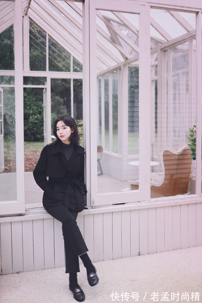 风衣|纯手工水洗棉面料的风衣,与深色的牛仔裤搭配显得英气十足