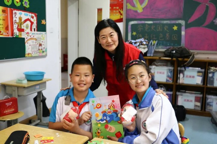 青岛市中心聋校|青岛福彩走进青岛市中心聋校 送奖送书送爱心