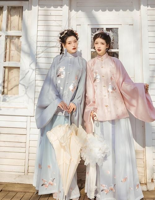 最近流行一种“初恋风”汉服，温柔又清新，直男看了也心动