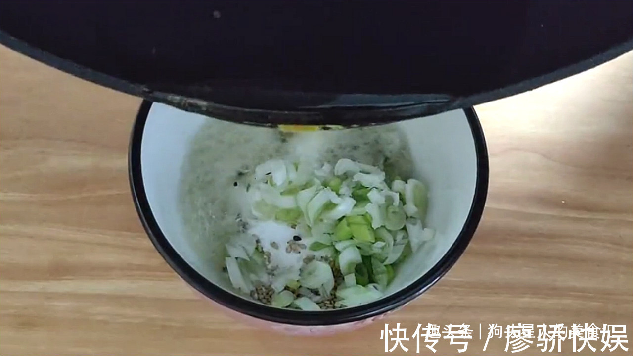 油酥|玉米面油酥饼做法，加多一种材料，口感丰富，吃着蓬松柔软，真香