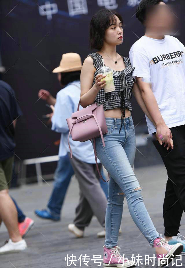 帆布鞋|街拍:破洞牛仔裤加粉色帆布鞋,变得精致并瞬间提升你的格调