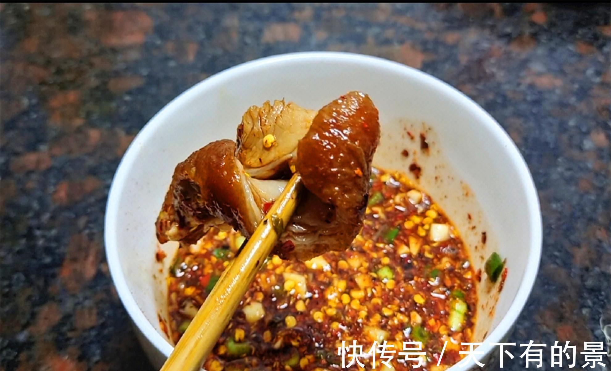 灵魂|贵州酸菜蹄膀做法来了，先油炸再慢卤，配上一碗灵魂蘸水，绝了