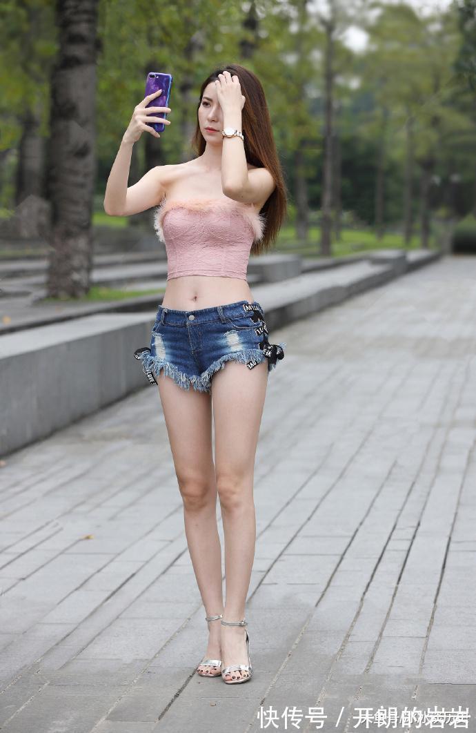 穿衣搭配|街拍小姐姐穿衣搭配得很好看，这身材不做车模可惜了！