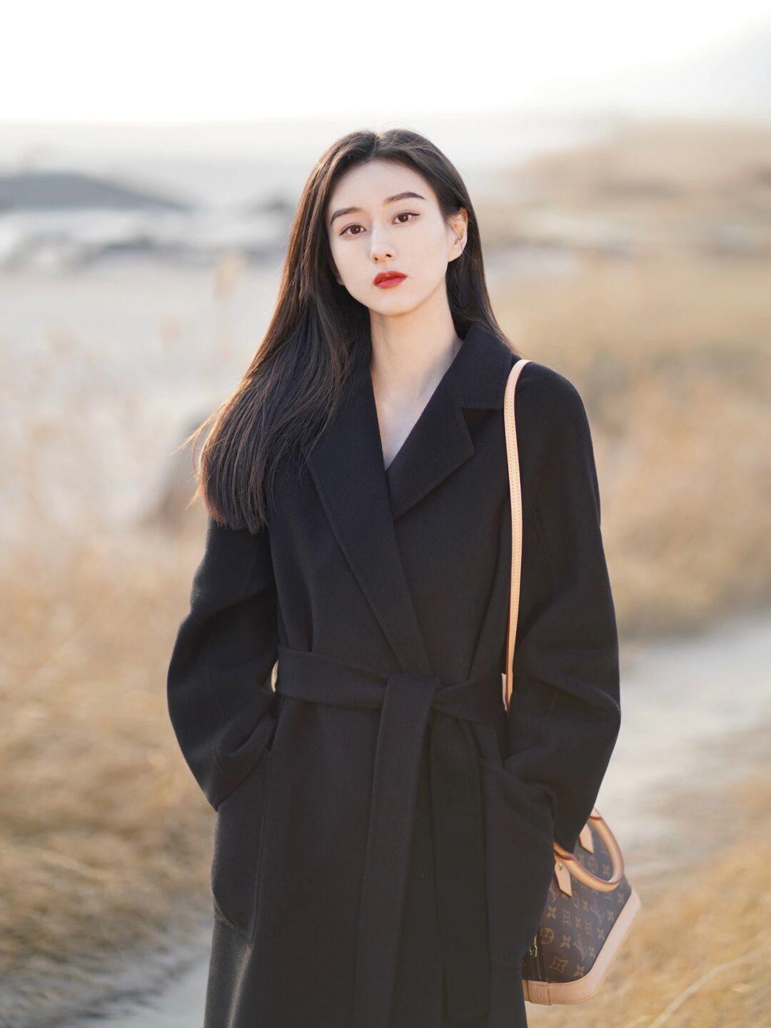 微喇裤 大衣怎么穿才时髦?看看这些简约高级的穿搭示范,轻松美成焦点