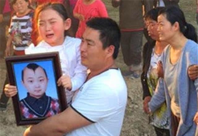当年红遍大半中国的“年画娃娃”,已逝去5年,唯一妹妹后来如何?