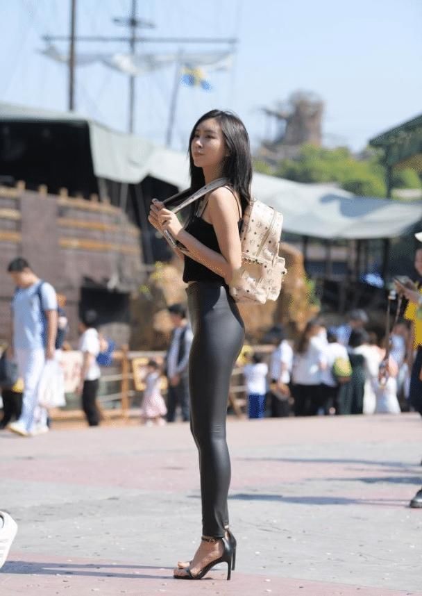 健美裤|当体育老师的美女,首次尝试穿“皮裤”,却穿出“健美裤”的感觉