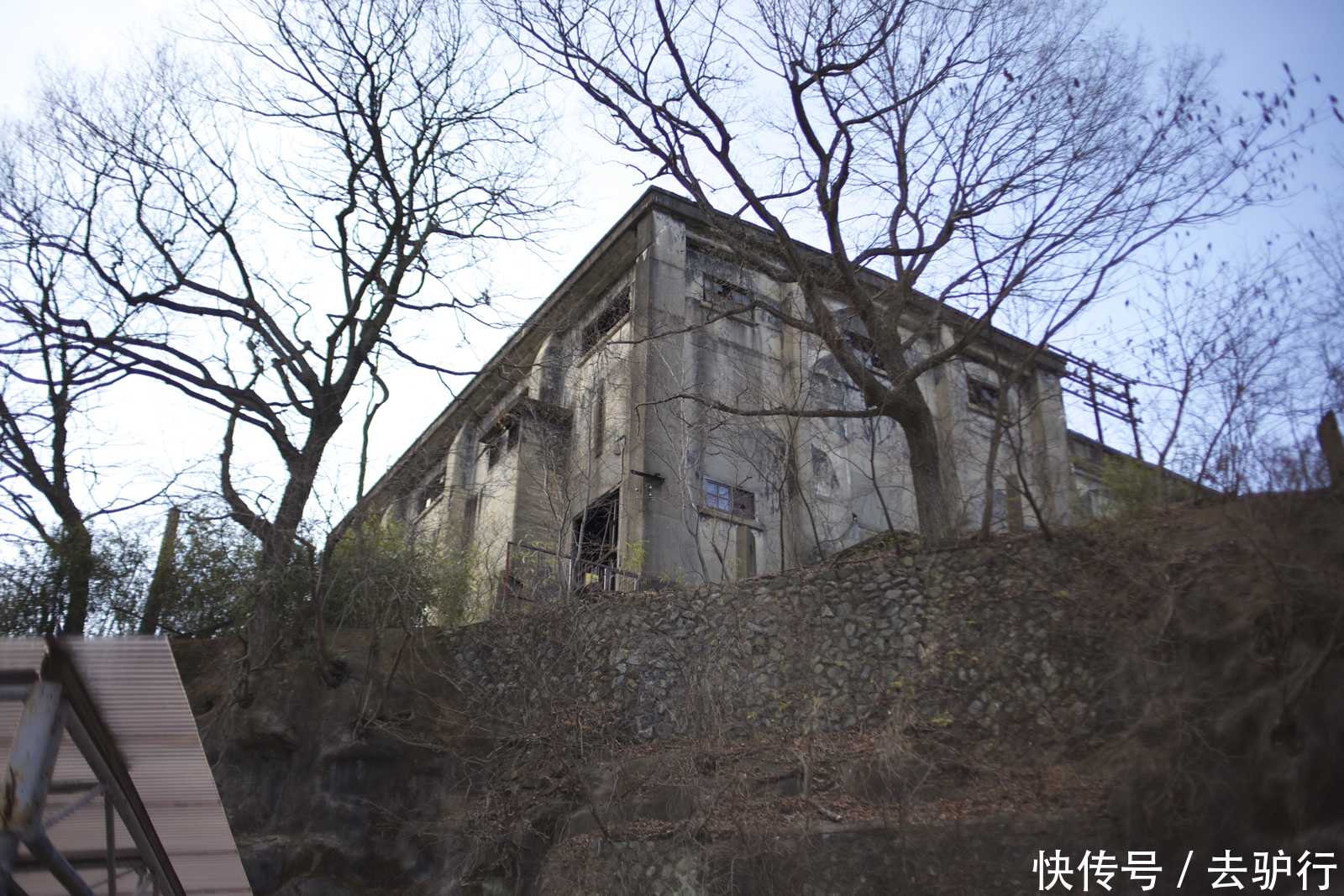 中年|荒废的日本百年小镇：配置火车学校，却被居民抛弃在山谷中