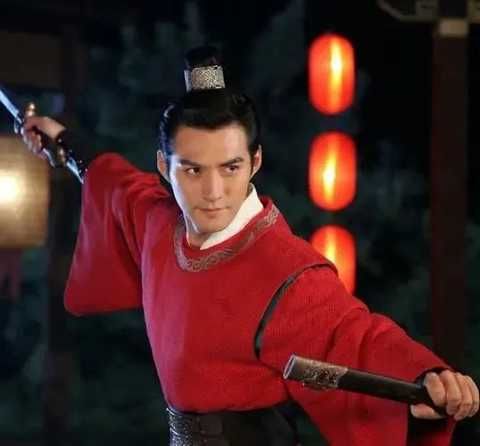 穿紅衣服最帥的男人長這樣