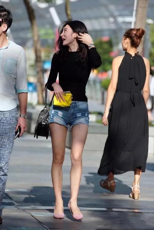 美女黑色针织连衣裙搭配一双简约的小高跟鞋，彰显出时尚的个性