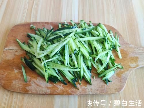 凉拌菜|天热要常吃黄瓜，教你新吃法，有肉有菜清凉爽口，一看就有食欲