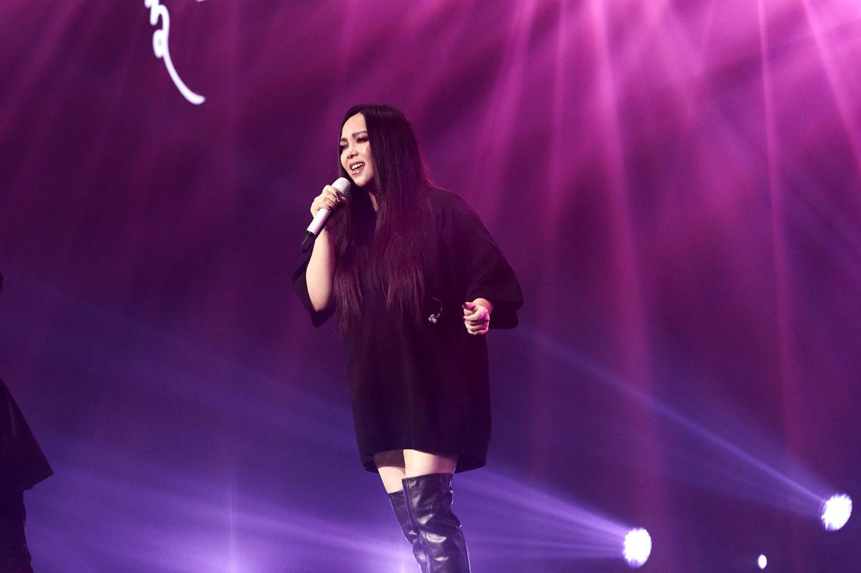 张惠妹穿衣真胆大,穿一件斗篷式外套个性十足,意外精致优雅