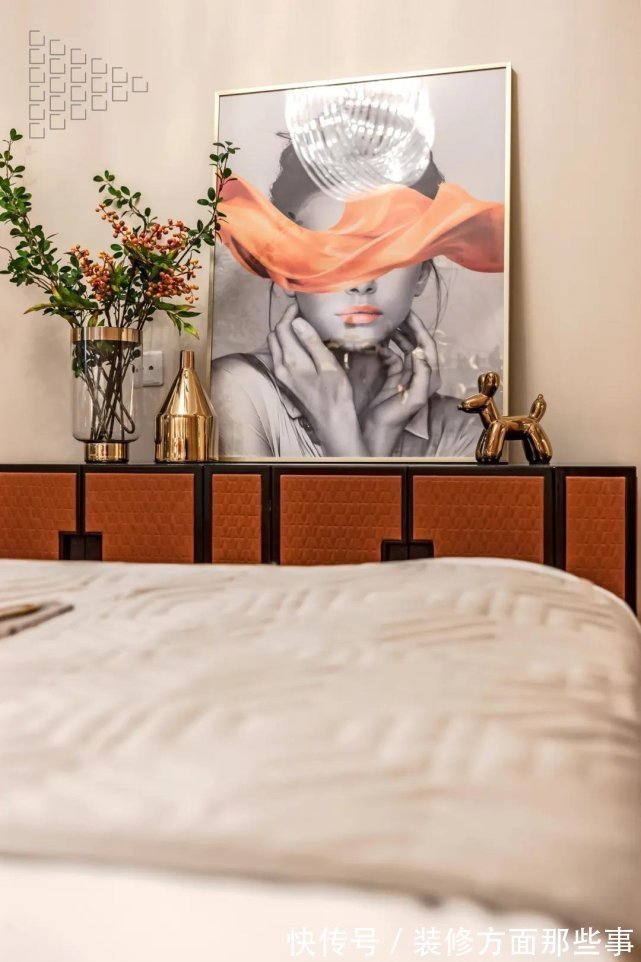 软装|100平现代轻奢风三居室,橙色软装有一种华丽温馨的活力空间感