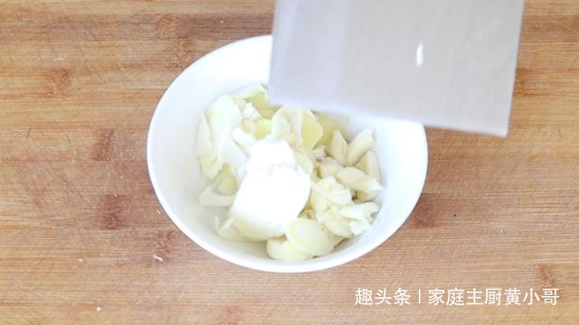 爱吃水煮鱼不会做,大厨详细教你做法步骤,20块钱本钱够全家人吃