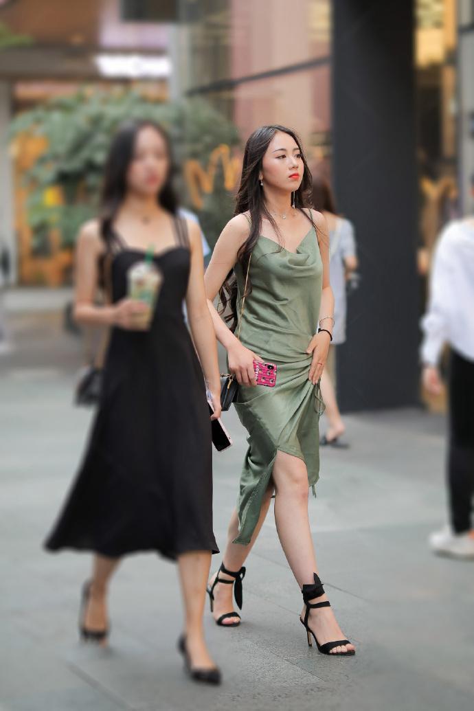 一字带|街拍选择清爽减龄的吊带裙,让气质显得优雅又潇洒