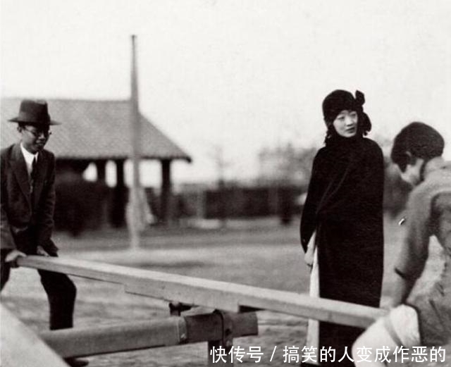 挡雨|溥仪退位后照片：赤膊在建福宫打网球，老太监撑着伞为婉容挡雨