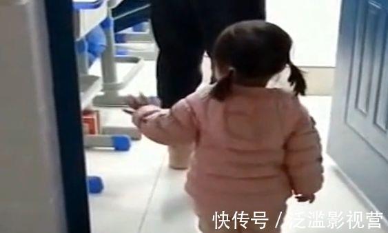 爸爸|“小情人”跟爸爸去查课，刚到教室门口，一挥手果然有“领导范”