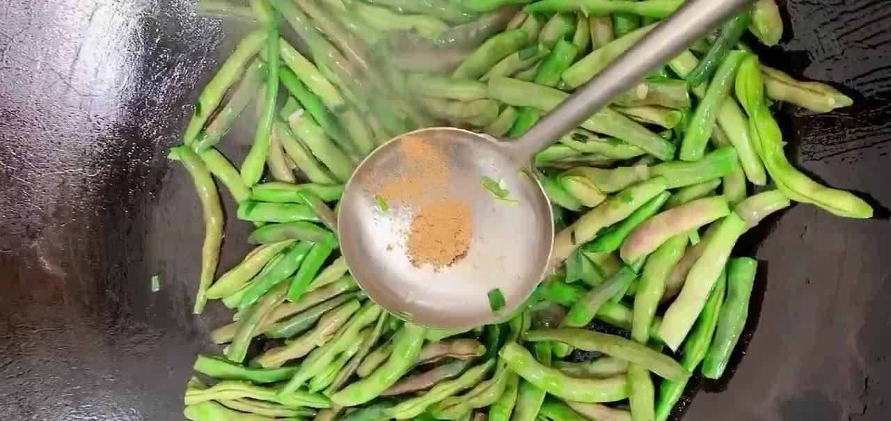 玉米面大锅贴饼的做法，口感外焦里香酥脆香甜，城里人奢求的美味