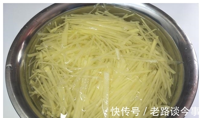 青辣椒|炒土豆丝时,直接倒醋是外行,教你1个妙招,土豆丝好吃不呛口