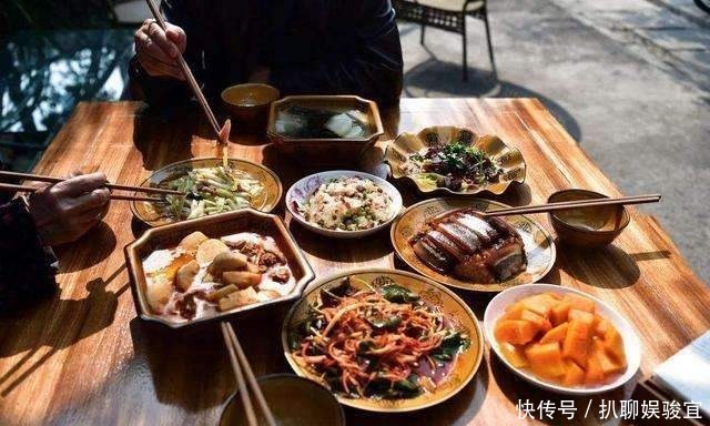 有何|古人常说:菜不摆三,筷不成五,席不坐六,到底有何深意?