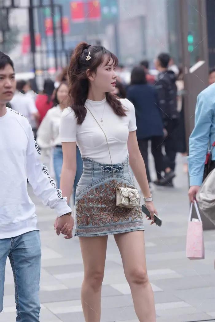 白色短袖搭配牛仔裙, 可爱清新, 非常富有少女气息