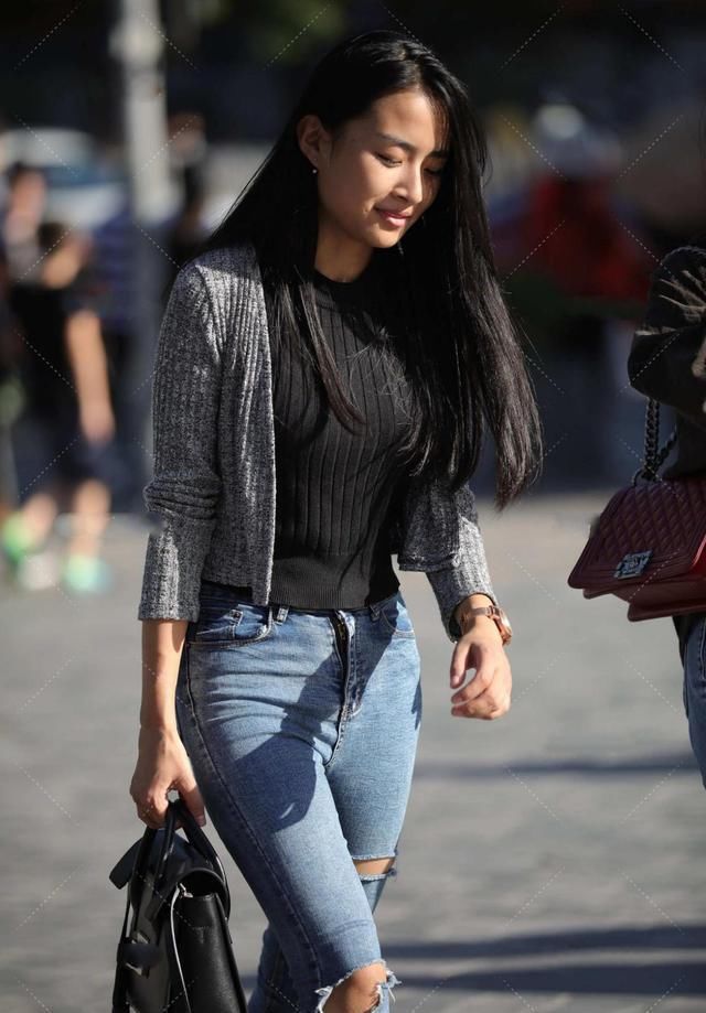 浅色|灰针织开衫,搭配浅色牛仔裤,温暖舒适,优雅大方