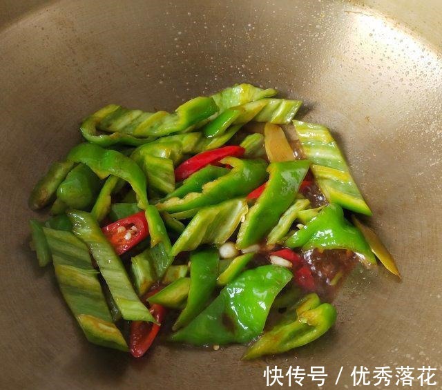 下饭|尖椒炒鱼肚,鱼肚爽脆,带点微辣,很下饭!