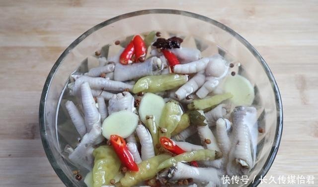  鸡爪最美味的吃法，香辣美味，嚼劲十足，好吃到停不下来