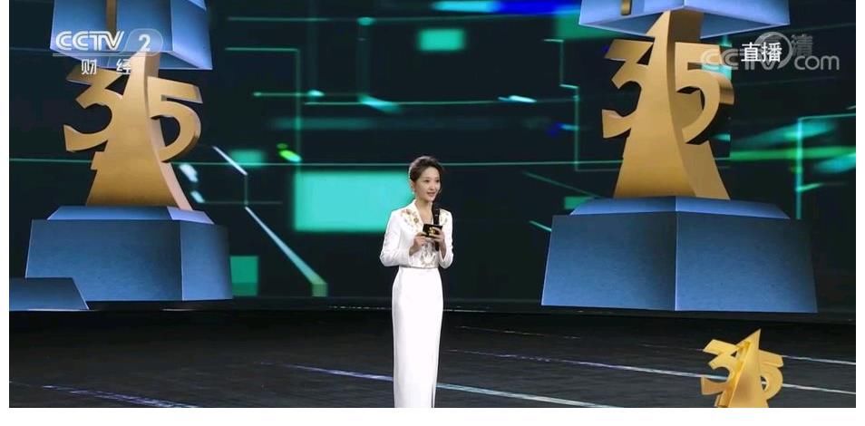 大會(huì)|龍洋再挑央視“大會(huì)”主持重任，與謝穎穎兩代當(dāng)家花旦同框比美