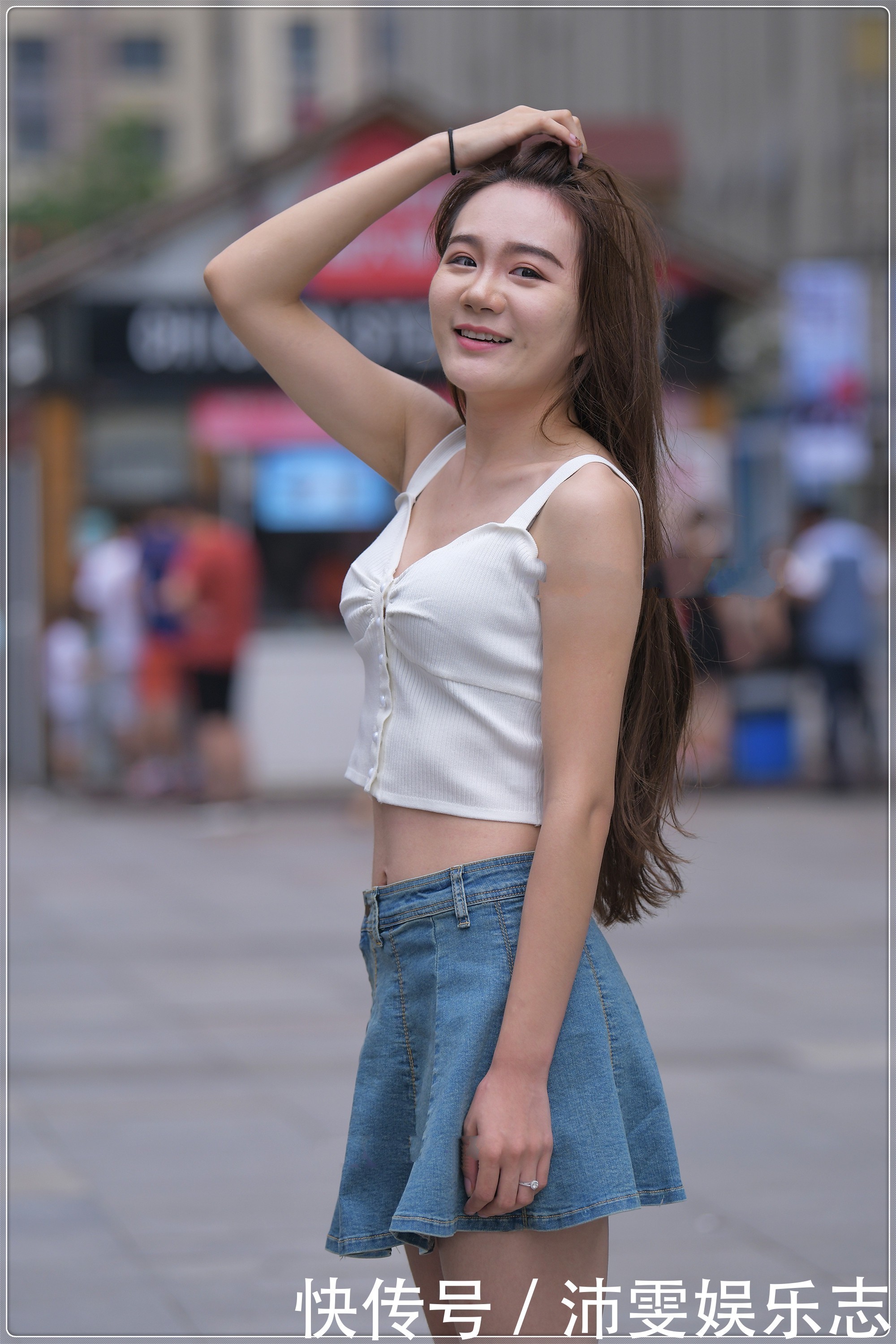 针织吊带搭配牛仔短裙,甜美可爱,淑女范十足