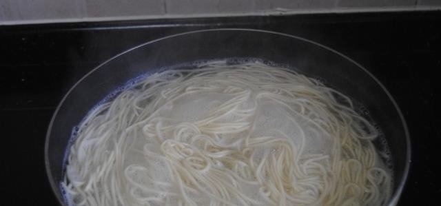 教你面条的新吃法，比煮着吃好吃一百倍，做法简单，5分钟早餐！