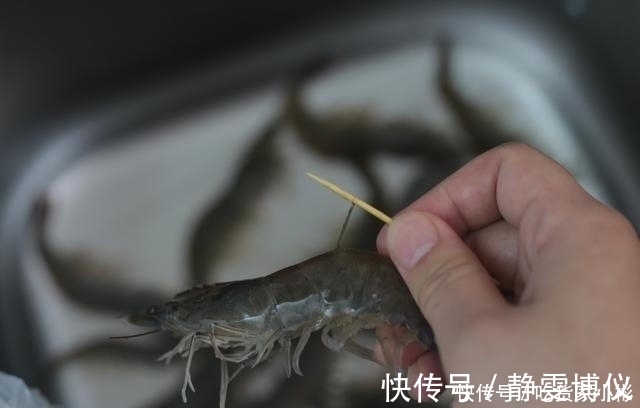 这道菜|水煮虾，到底用冷水还是热水？很多人选错了，难怪腥味重，不好吃